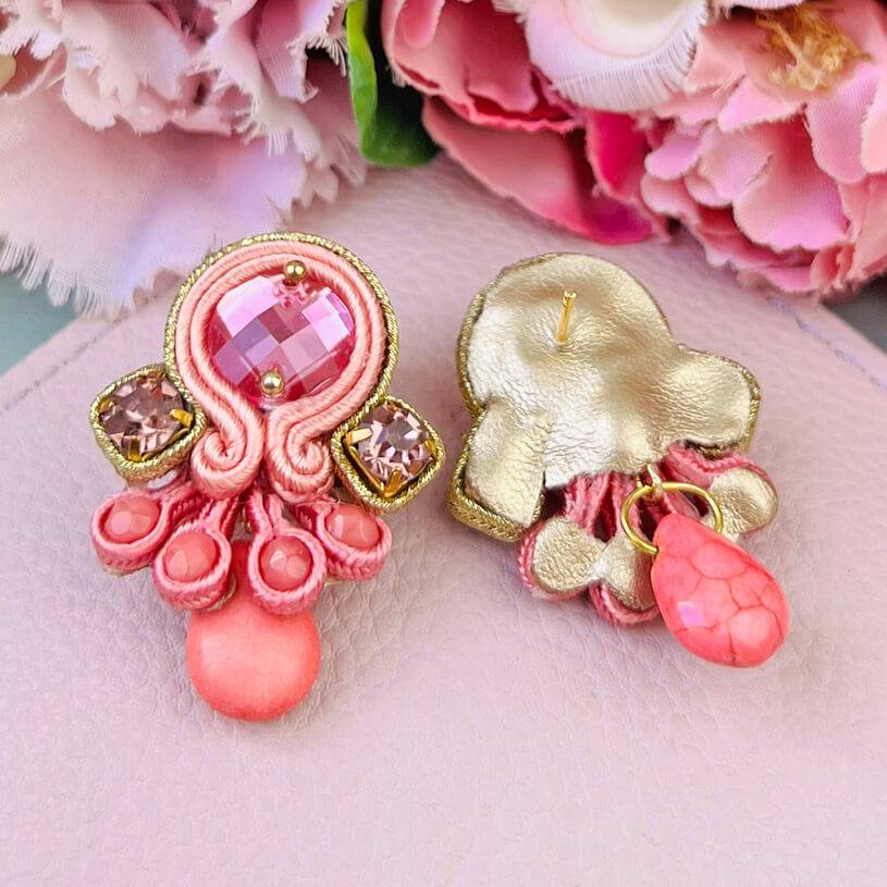 SchwesterSchwester Wunderschöne kleine Soutache Ohrstecker in Gold und Rosa Vierteljährliche Förderung