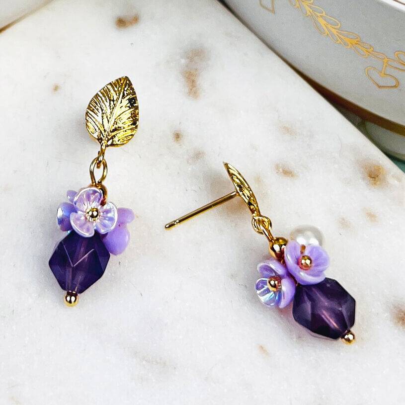 SchwesterSchwester Kleine vergoldete Ohrstecker in Blattform mit Blüten und Perle in Violett Nur noch ein Tag übrig