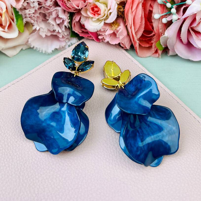 SchwesterSchwester Funkelnde Ohrringe mit dunkelblauen Glas-Kristallen und Blütenblättern 50% Rabatt mit kostenlosem Versand