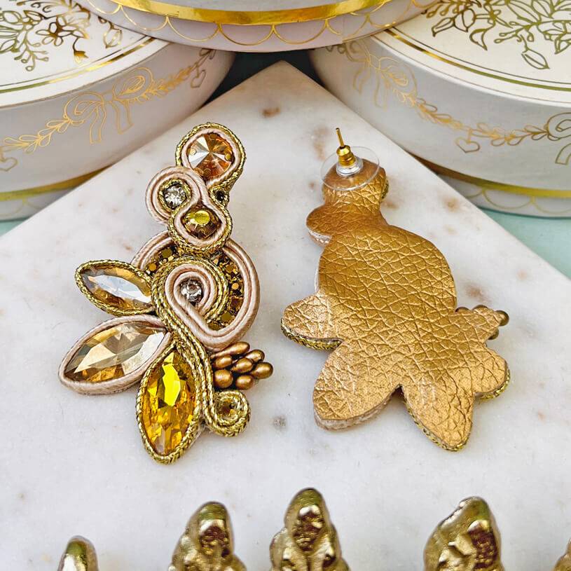 SchwesterSchwester Extravagante Soutache-Ohrstecker in Champagner und Gold Fabrikladen