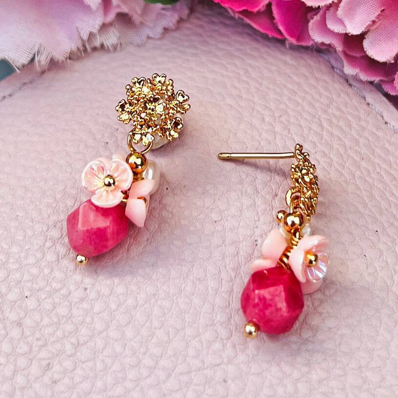 SchwesterSchwester Kleine vergoldete Ohrstecker mit Blüten und Perle in Rosa und Pink 2025