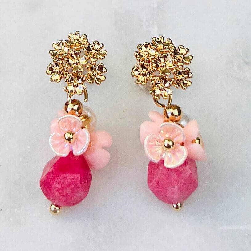 SchwesterSchwester Kleine vergoldete Ohrstecker mit Blüten und Perle in Rosa und Pink 2025