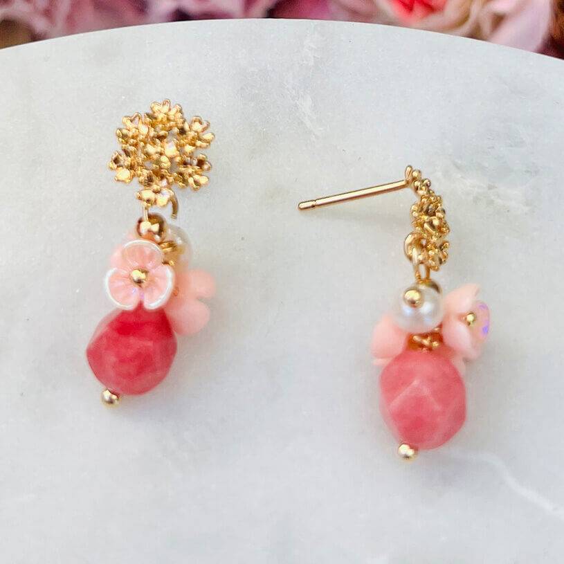 SchwesterSchwester Kleine vergoldete Ohrstecker mit Blüten und Perle in Rosa und Pink 2025