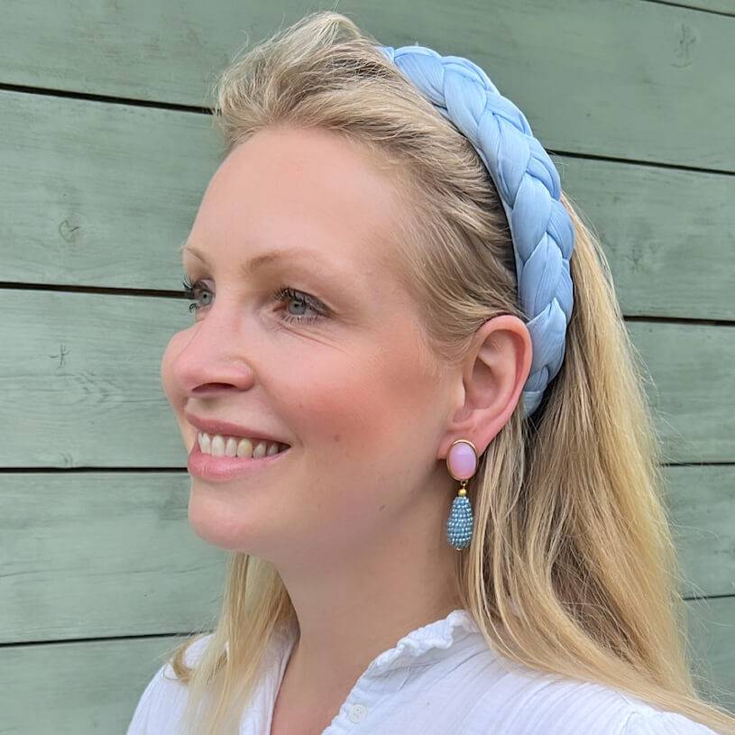 SchwesterSchwester Rosafarbene Ohrringe mit glitzerndem hellblauen Tropfen von AmuseToi Online