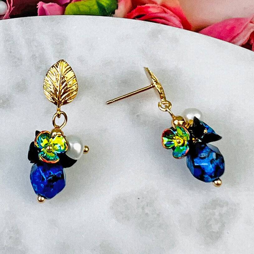 SchwesterSchwester Kleine vergoldete Ohrstecker in Blattform mit Blüten und Perle in Dunkelblau Auslauf