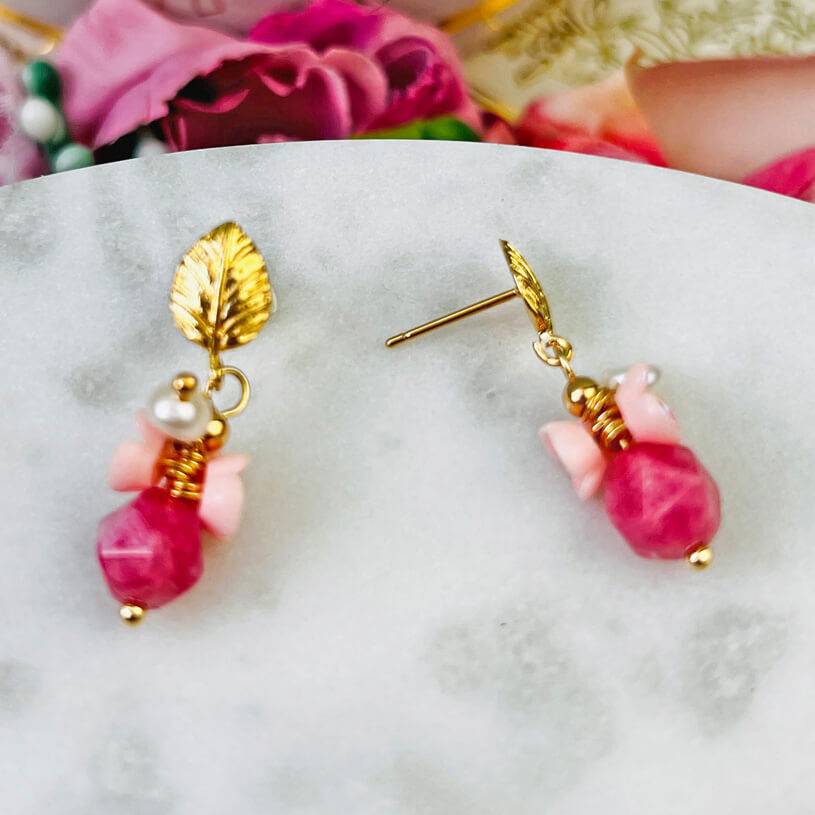 SchwesterSchwester Kleine vergoldete Ohrstecker in Blattform mit Blüten und Perle in Rosa und Pink Günstiger Verkauf