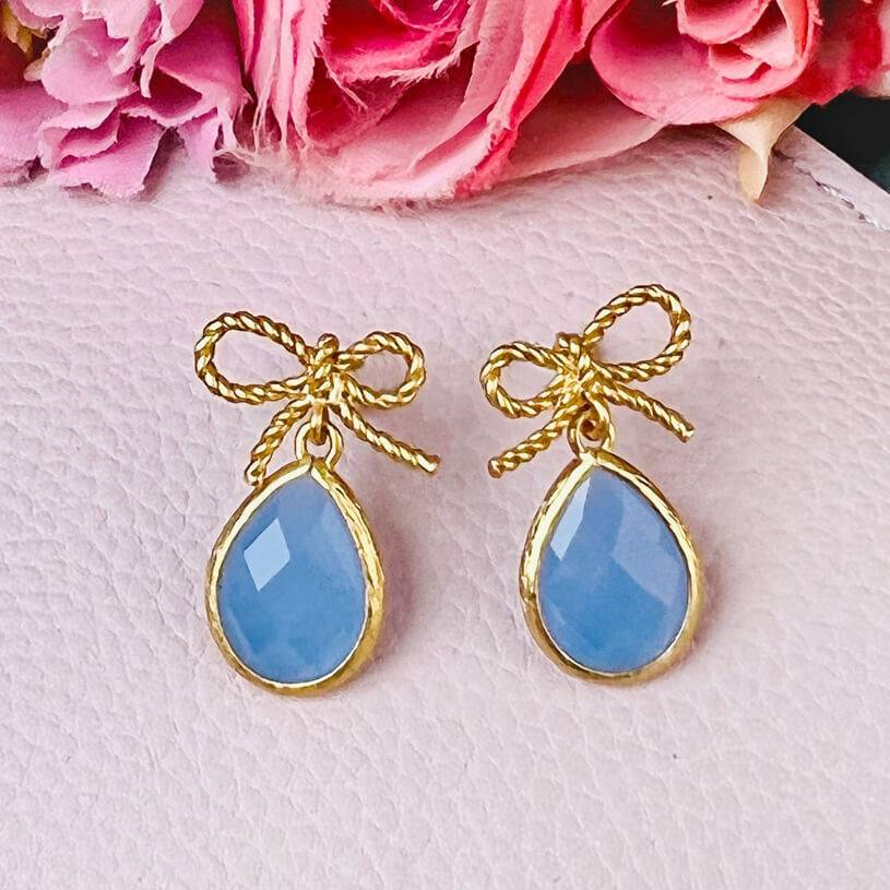 SchwesterSchwester Schleifchenstecker mit kleinem facettiertem Tropfen in Hellblau Online Shopping