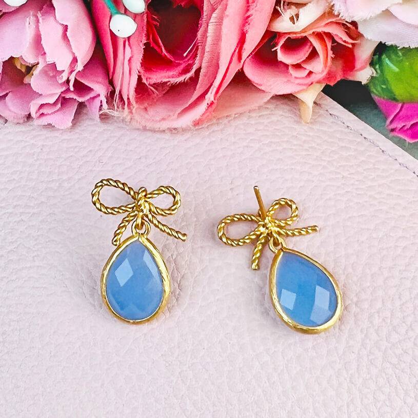 SchwesterSchwester Schleifchenstecker mit kleinem facettiertem Tropfen in Hellblau Online Shopping