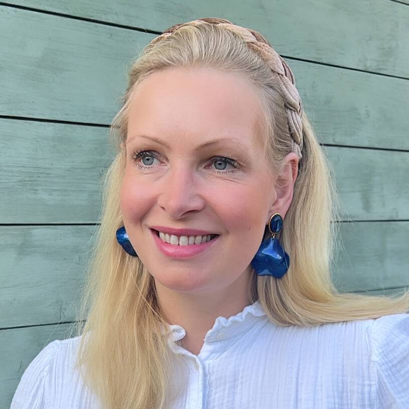 SchwesterSchwester Dunkelblaue Ohrringe mit Blütenblättern Exklusivangebot