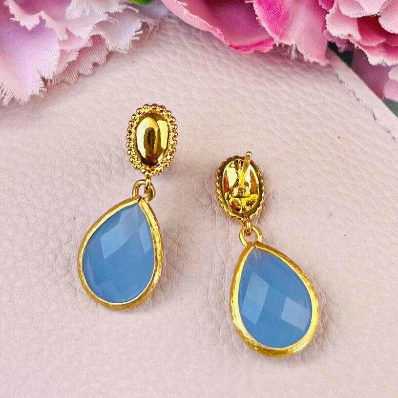 SchwesterSchwester Eleganter vergoldeter Ohrstecker mit kleinem Tropfen in Zartblau Vatertagsangebot