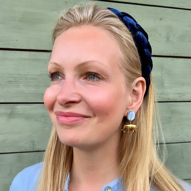 SchwesterSchwester Ohrstecker in Hellblau mit vergoldetem Elefant Zeitlich begrenztes Angebot