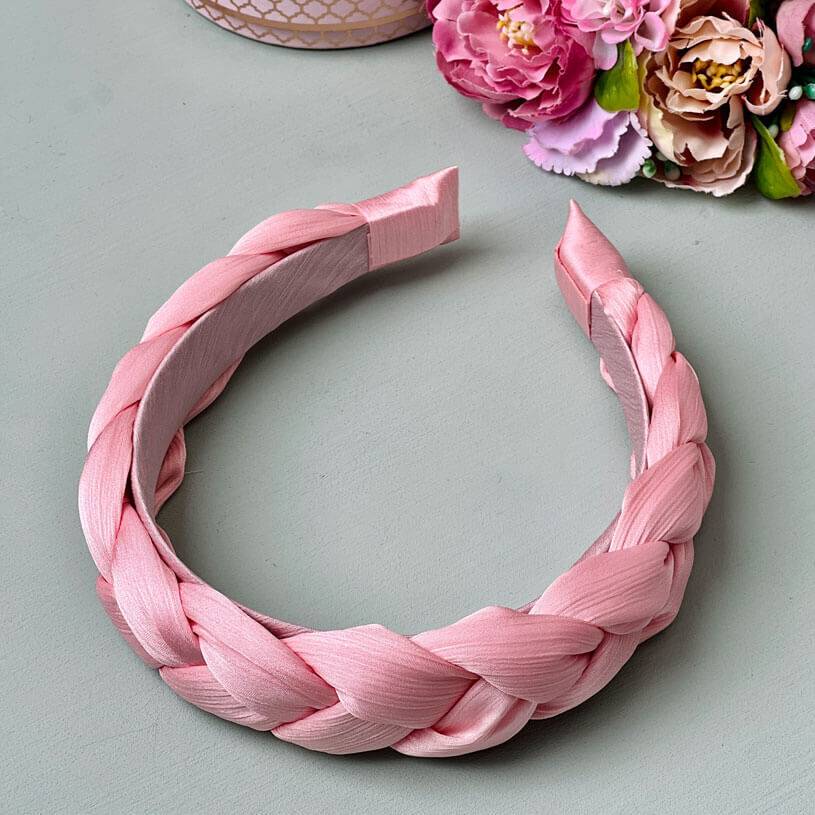 SchwesterSchwester Set aus rosafarbenen Tropfen-Ohrringen von AmuseToi und Satin-Haarreif in Rosa Sonderangebote