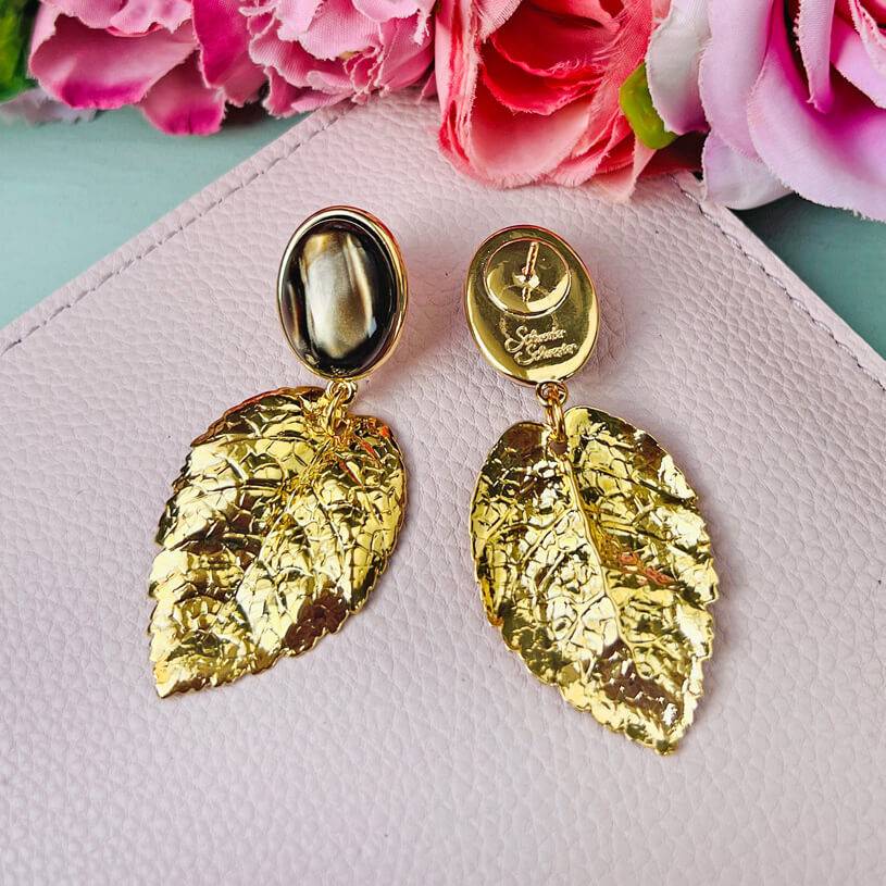 SchwesterSchwester Schokobrauner Ohrstecker mit großem goldenen Blatt von AmuseToi Nur für heute